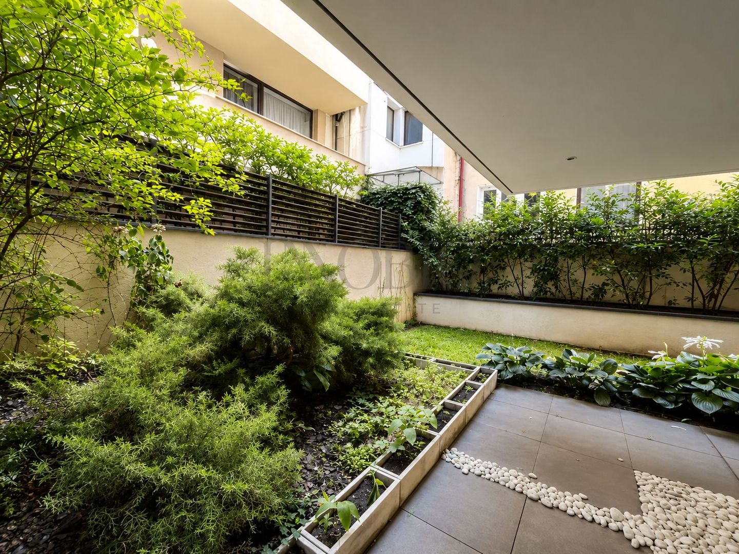 Apartament 4 camere cu curte generoasă - Poză 2