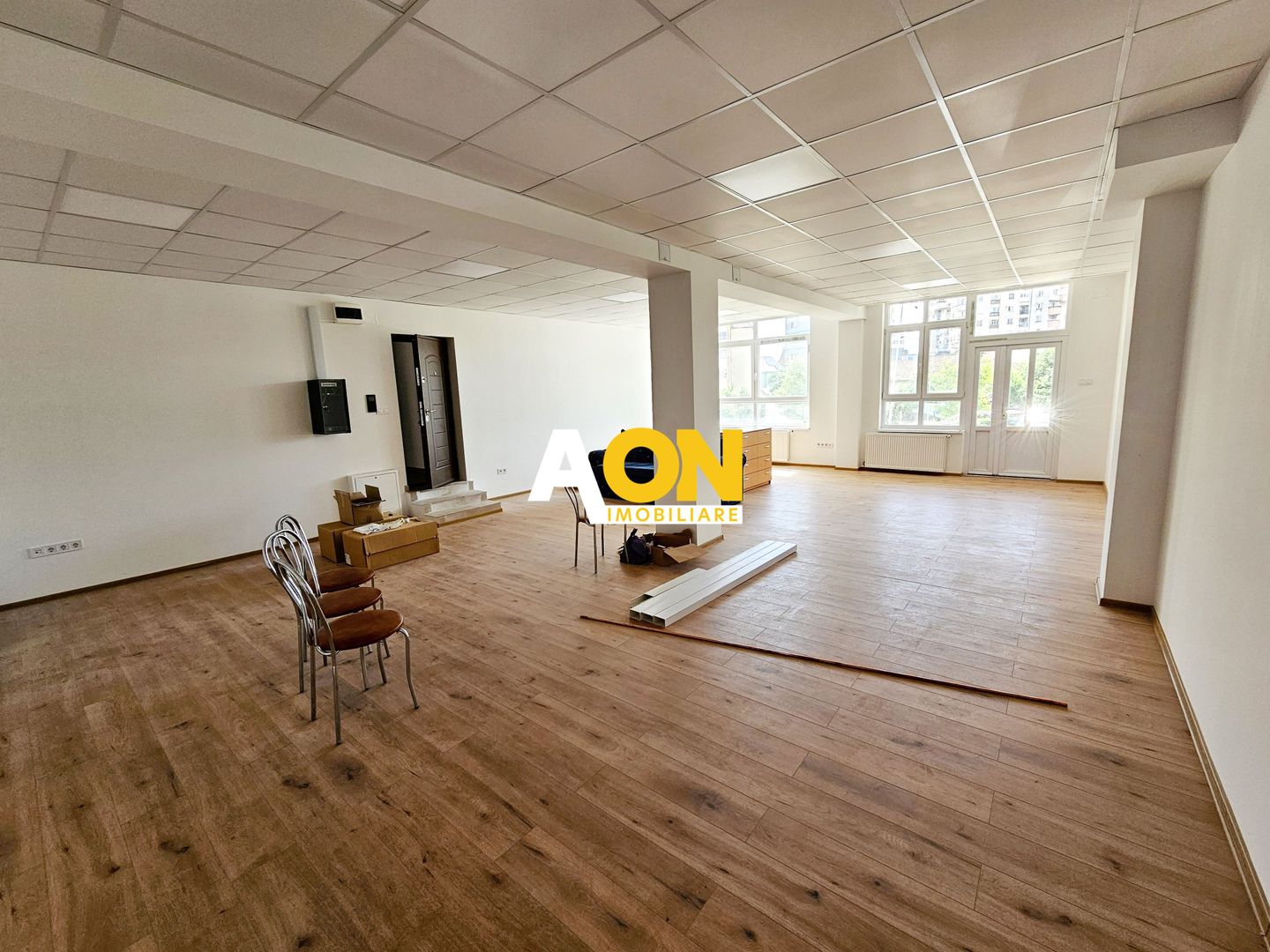 Spatiu nou de birouri, 82 mp, + boxa 17 mp, zona Centru - Poză 2