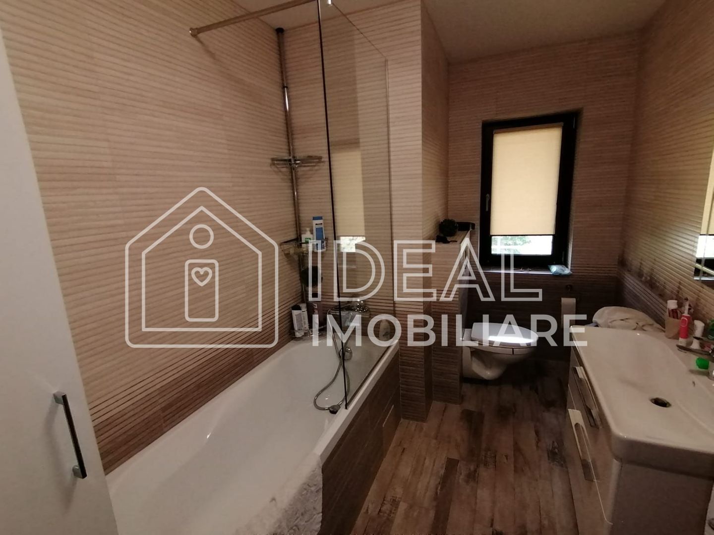 Casa moderna cu 4 camere, La  CHEIE in Poplaca - Poză 10