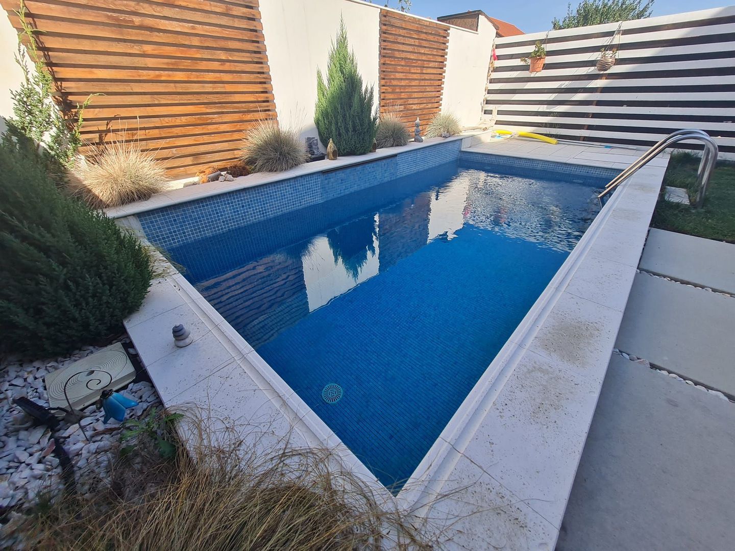 Duplex minimalist cu piscina - Poză 28