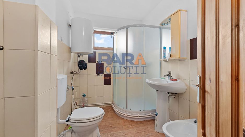 Vilă cu 6 dormitoare, 2 garaje, anexe multiple - 2076 mp teren - Poză 14