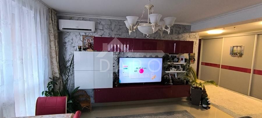 Vând apartament cu 3 camere - Poză 1