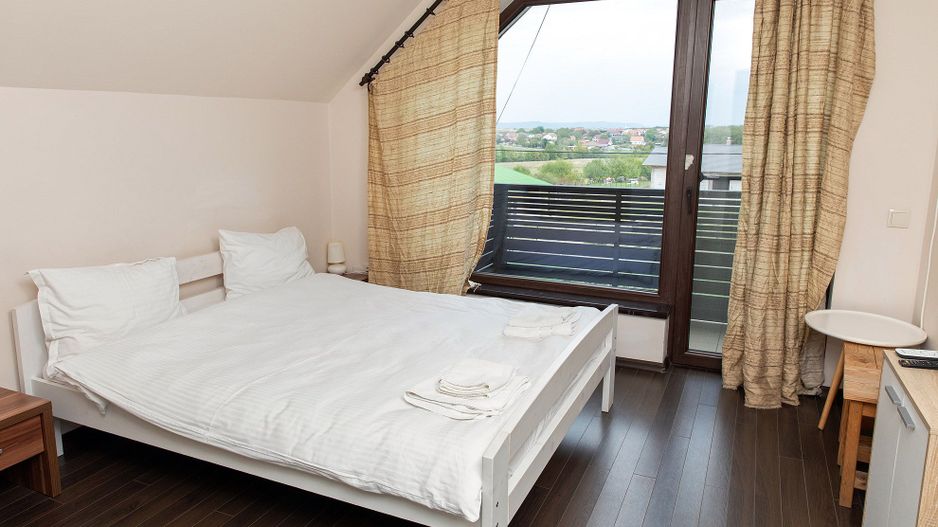 Vilă cu 5 dormitoare, 4 băi, 2 248mp teren, piscină. Preț: 229 000 Eur - Poză 38