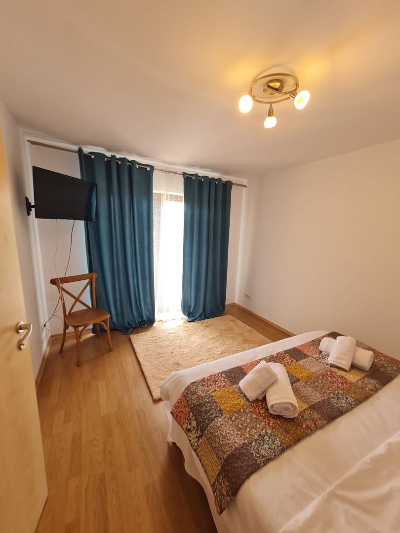 Vila spațioasă și recent renovată în Ghiroda! - Poză 46