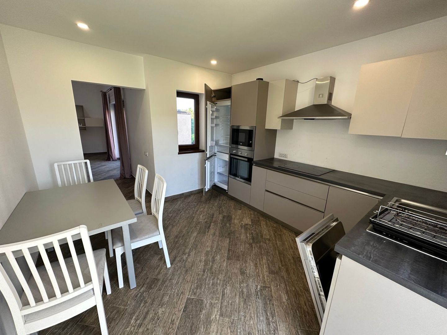 CASA SPATIOASA  CU GARAJ SI TEREN DE 600 MP - Poză 4