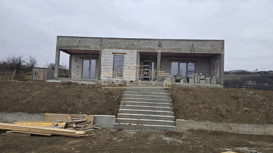 Casa la rosu de vanzare situata in Manolesti , pret 100.000 euro neg ! - Poză 1