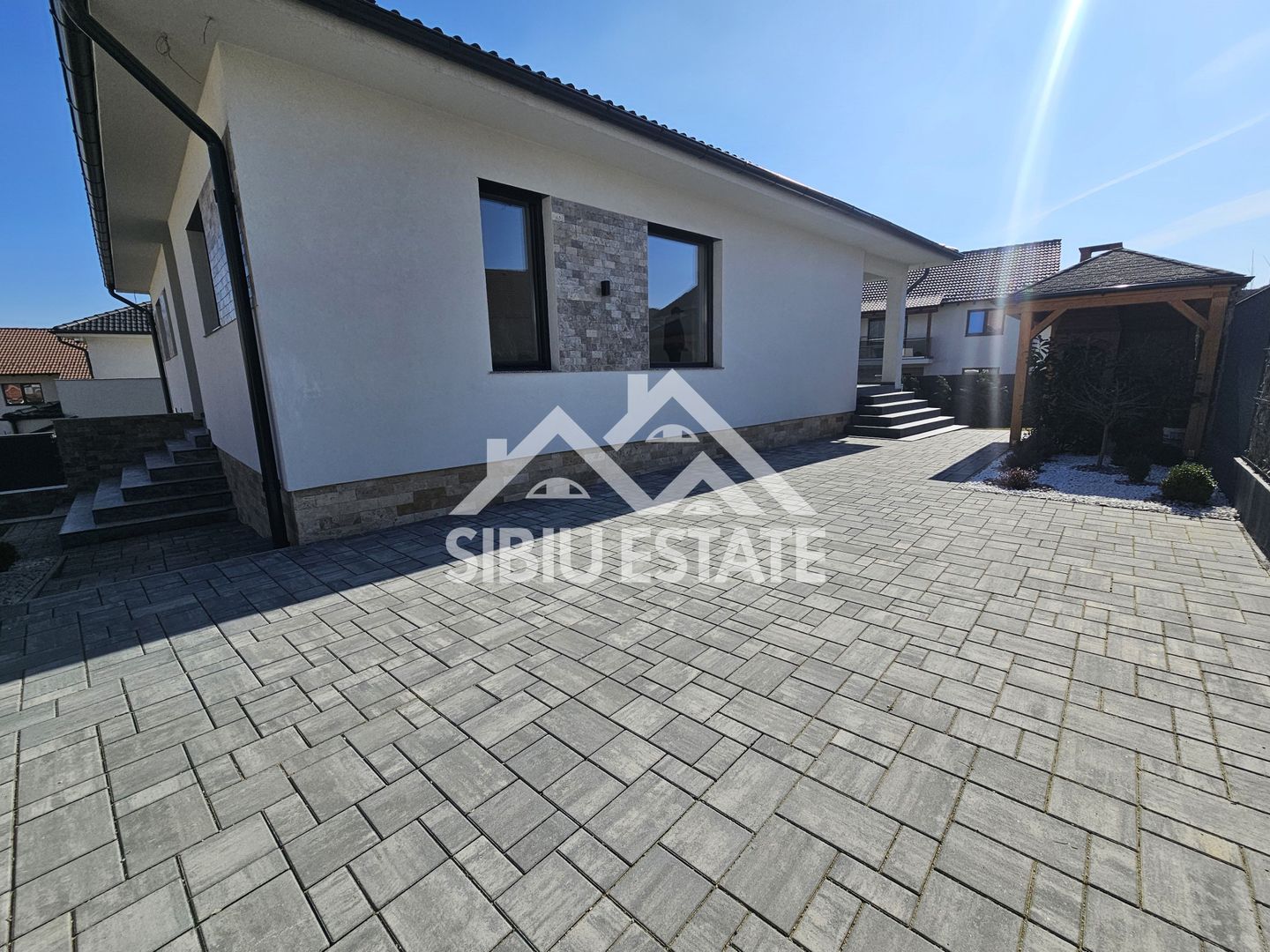 Casa Sibiu, intrare Selimbar, garaj, pivnita, curte mare - Poză 16