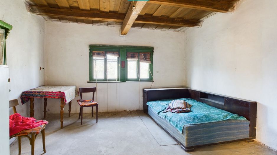 Casă rustică de vânzare în Tauț - Poză 5