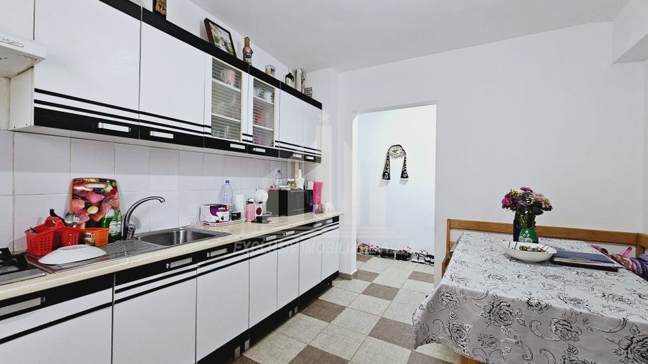 Apartament cu 3 camere decomandate, Cetate - Poză 2