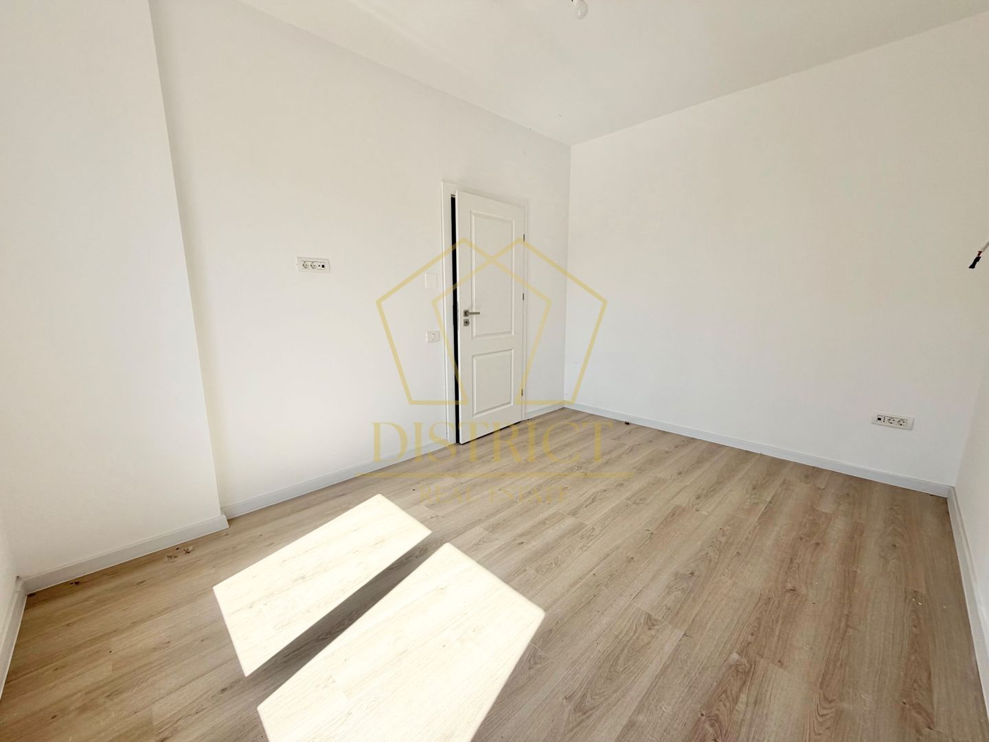 Duplex cu 5 camere si 2 bai, 470 mp teren si 115 mp utili in Ghiroda. - Poză 22
