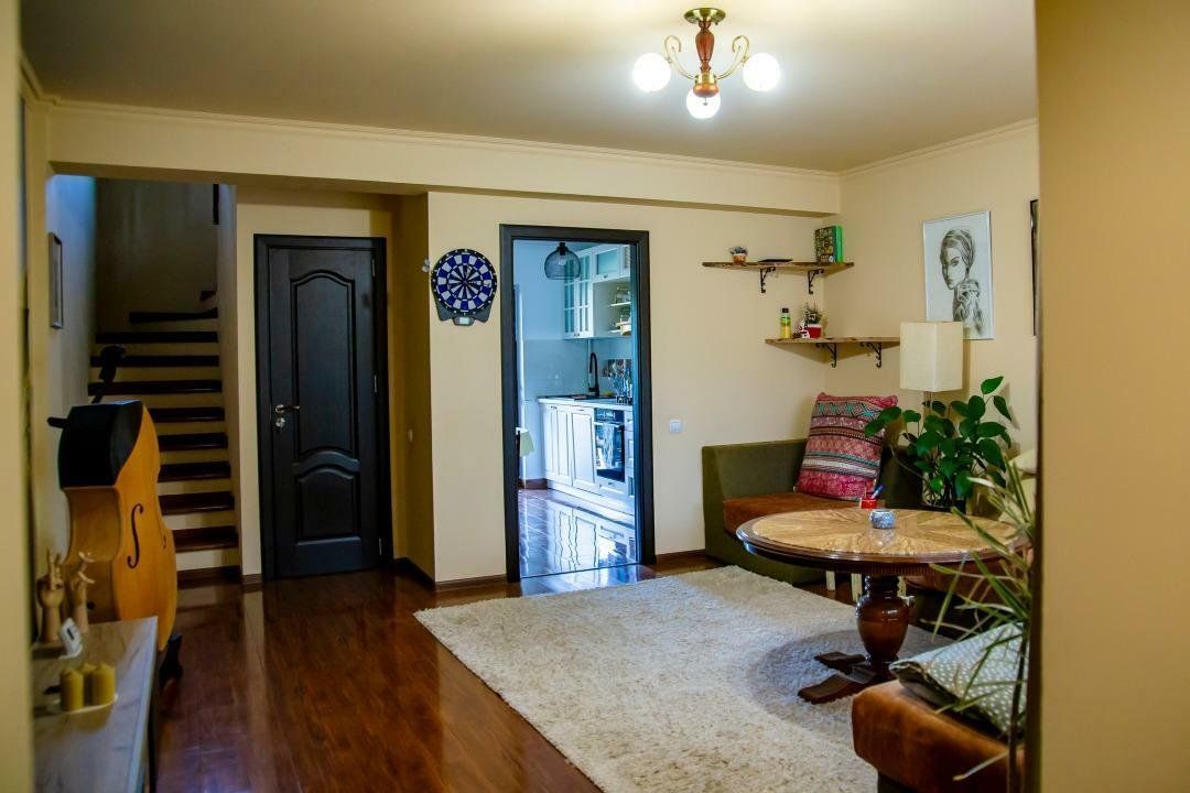 Casă complet mobilată P+1+M - Curte şi loc de parcare- - Poză 2