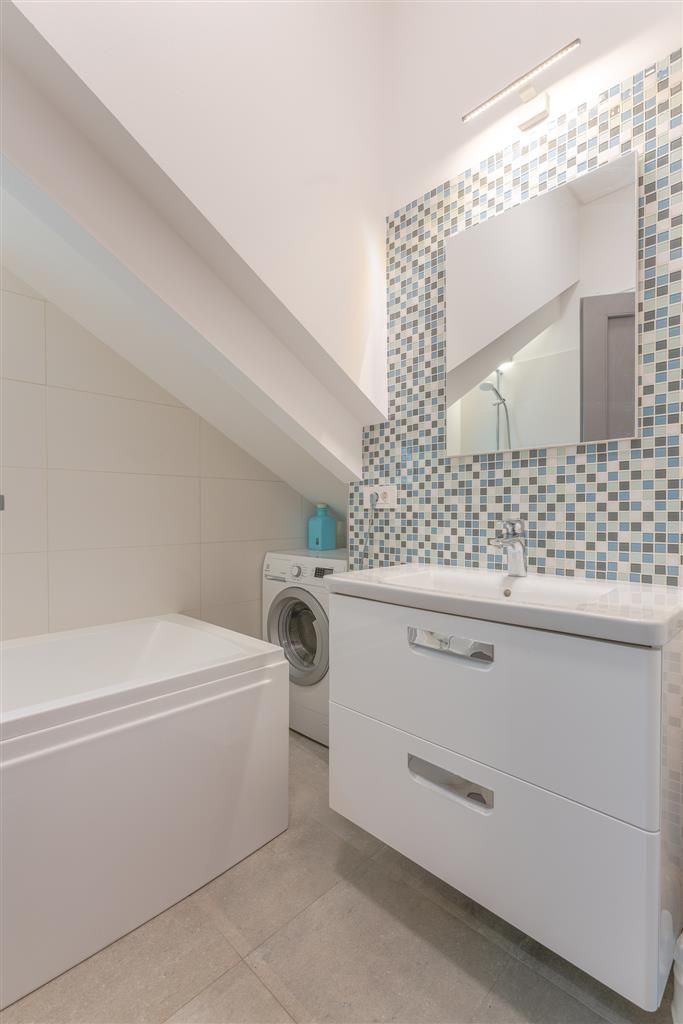 Locuință de 71 mp renovată integral și complet utilată, în casă - Poză 11