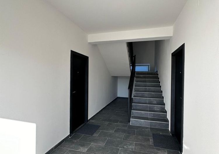 Vând apartament cu trei camere - Poză 8