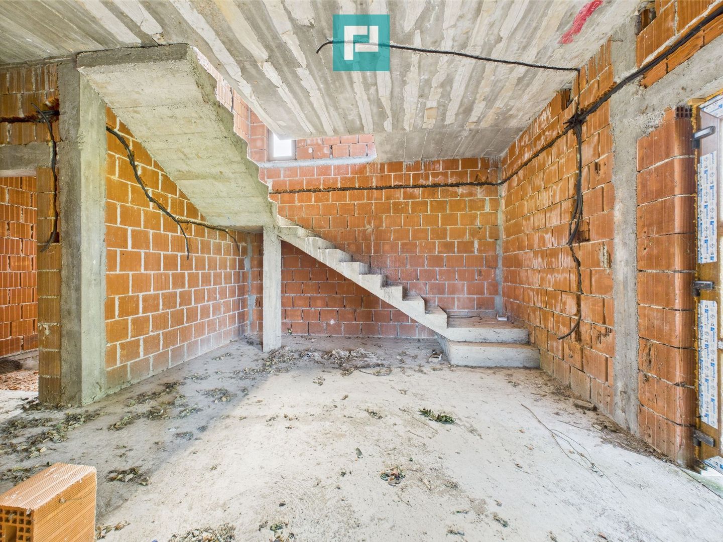 Casă la roșu, P+1, în localitatea Beliu, Arad - Poză 4