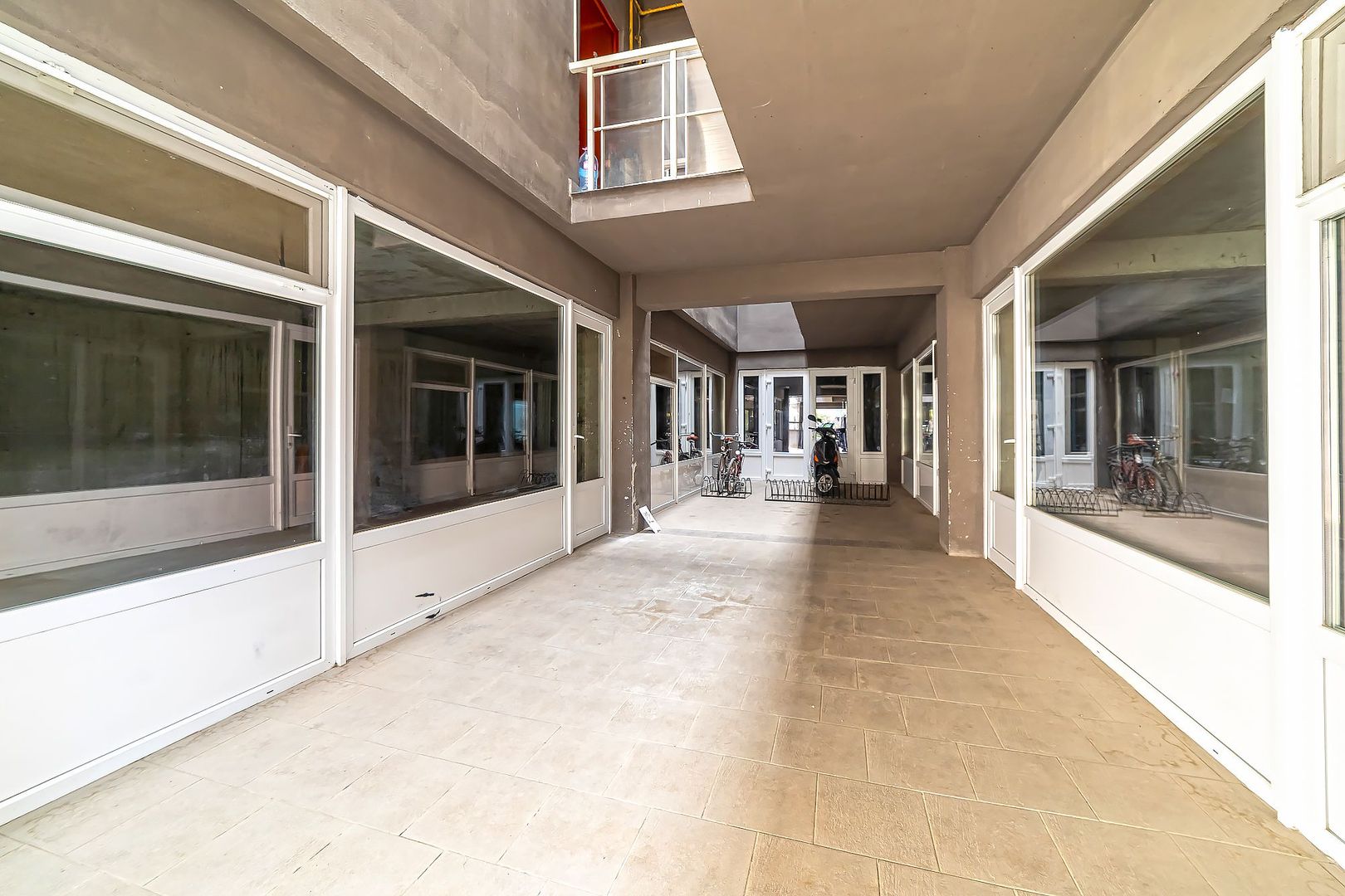 Spațiu comercial amplu și versatil - Poză 4