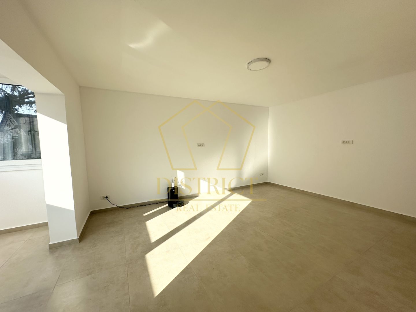 Apartament cu 4 camere decomandat | Etaj 1 | Complexul Studentesc - Poză 2