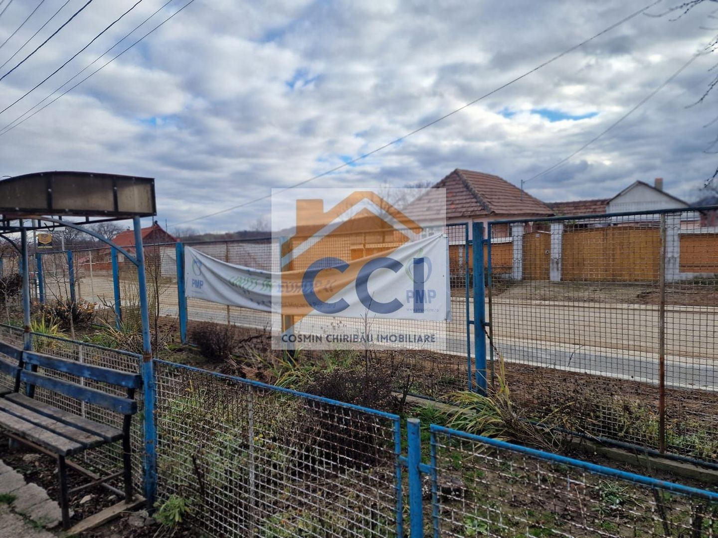 Se oferă spre vânzare / închiriere clădire cu spațiu comercial - Poză 23