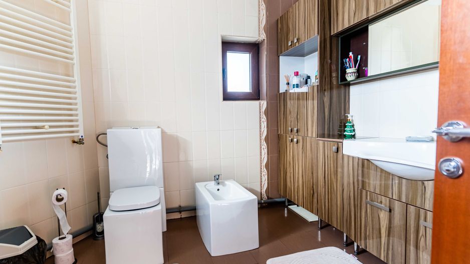 Casă / Vilă cu 6 camere de vânzare în Balotesti - Poză 12