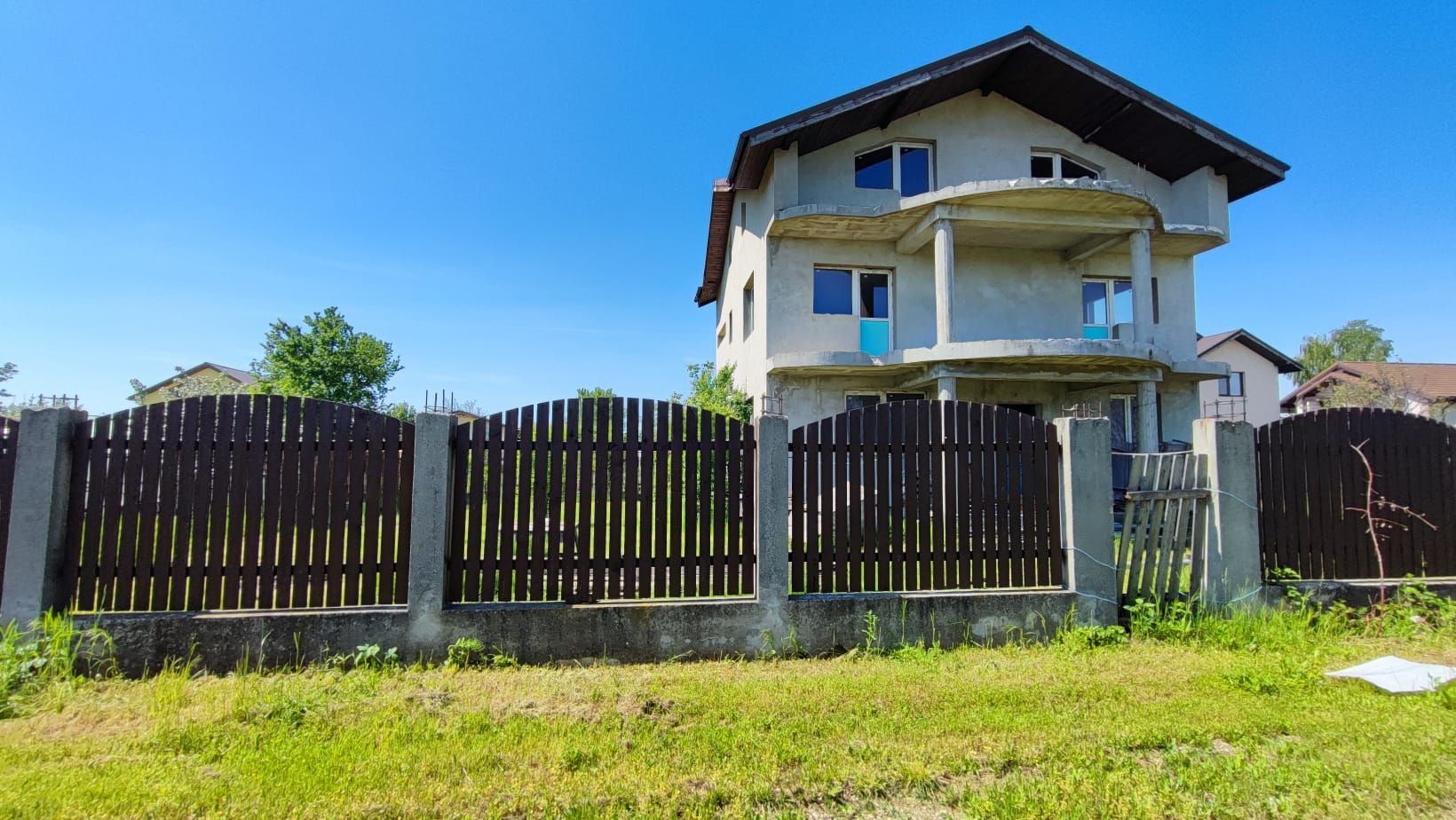 Casă spațioasă cu terase panoramice și curte mare - Poză 1