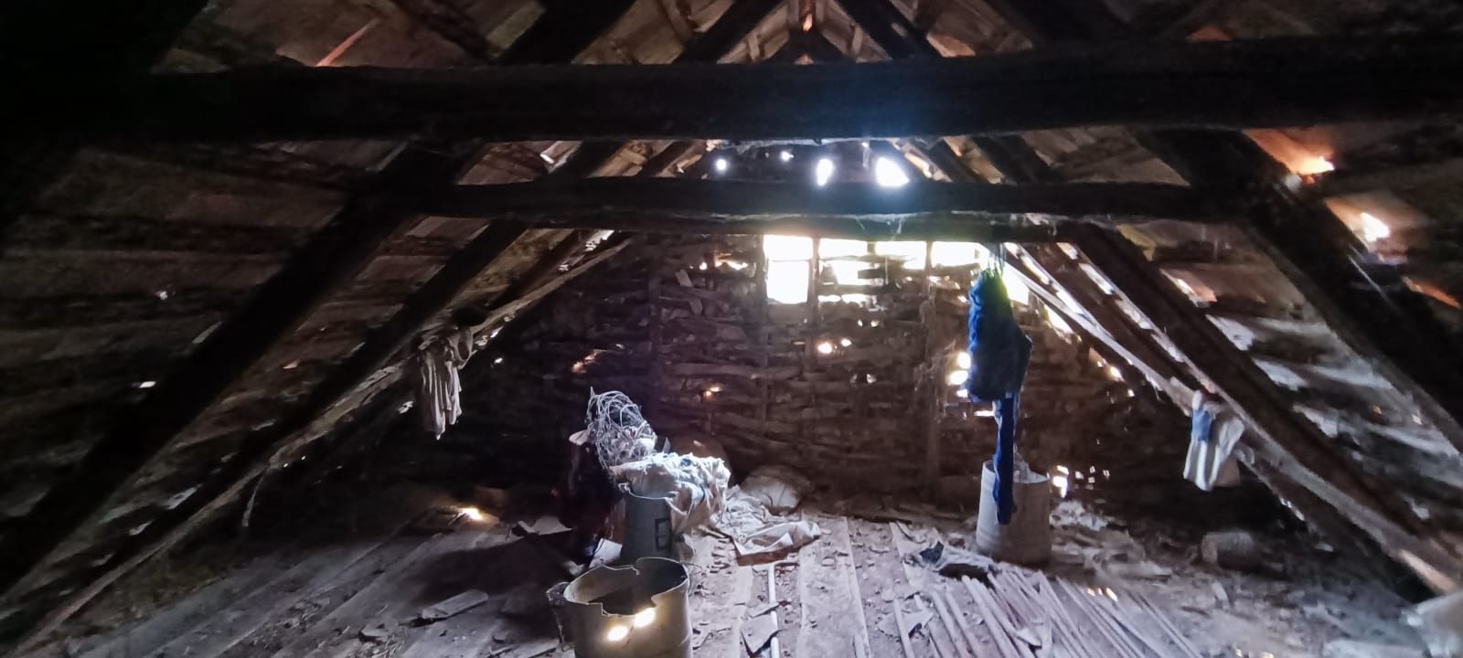 🏡  Teren generos cu Casă de Poveste în Șiria, Arad- Locație Rară - Poză 14