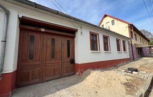 Casă de vânzare în Slatina-Nera. Un refugiu aproape de natură.
