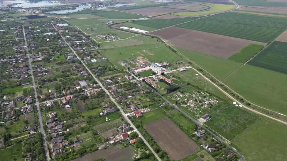 Teren Intravilan de 3,090 mp în Cuvin - Poză 3