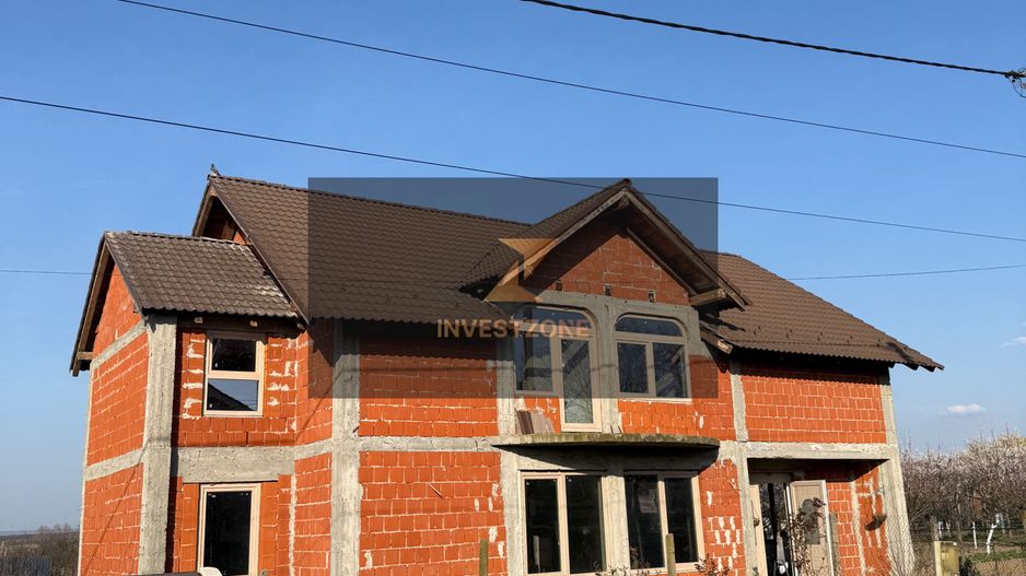 Casă spațioasă cu teren 806 mp - Poză 1