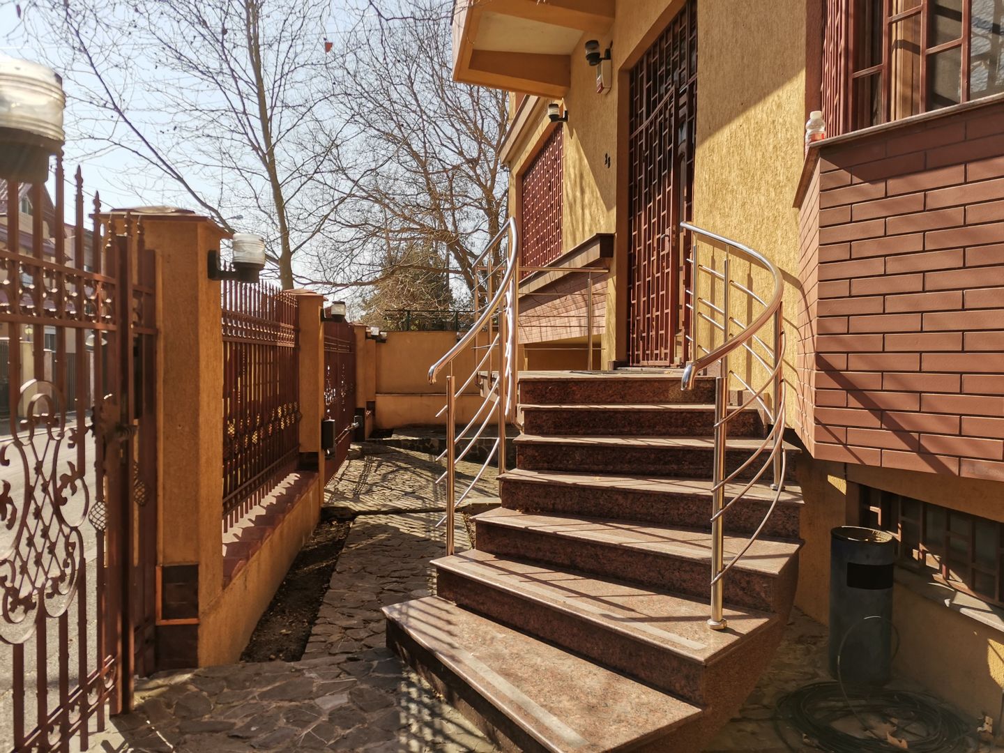 Vila str Garlei cu garaj dublu - Poză 2