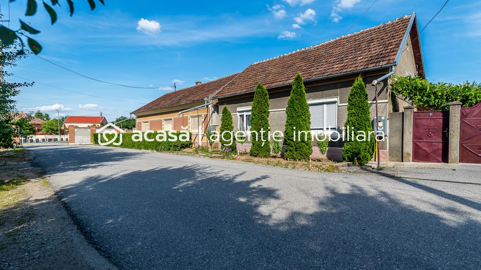 Casa 3 camere, bucatarie si baie, in zona centrala din Chisineu-Cris - Poză 1