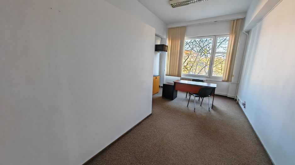 Birouri spatioase in cladire de birouri - Poză 11