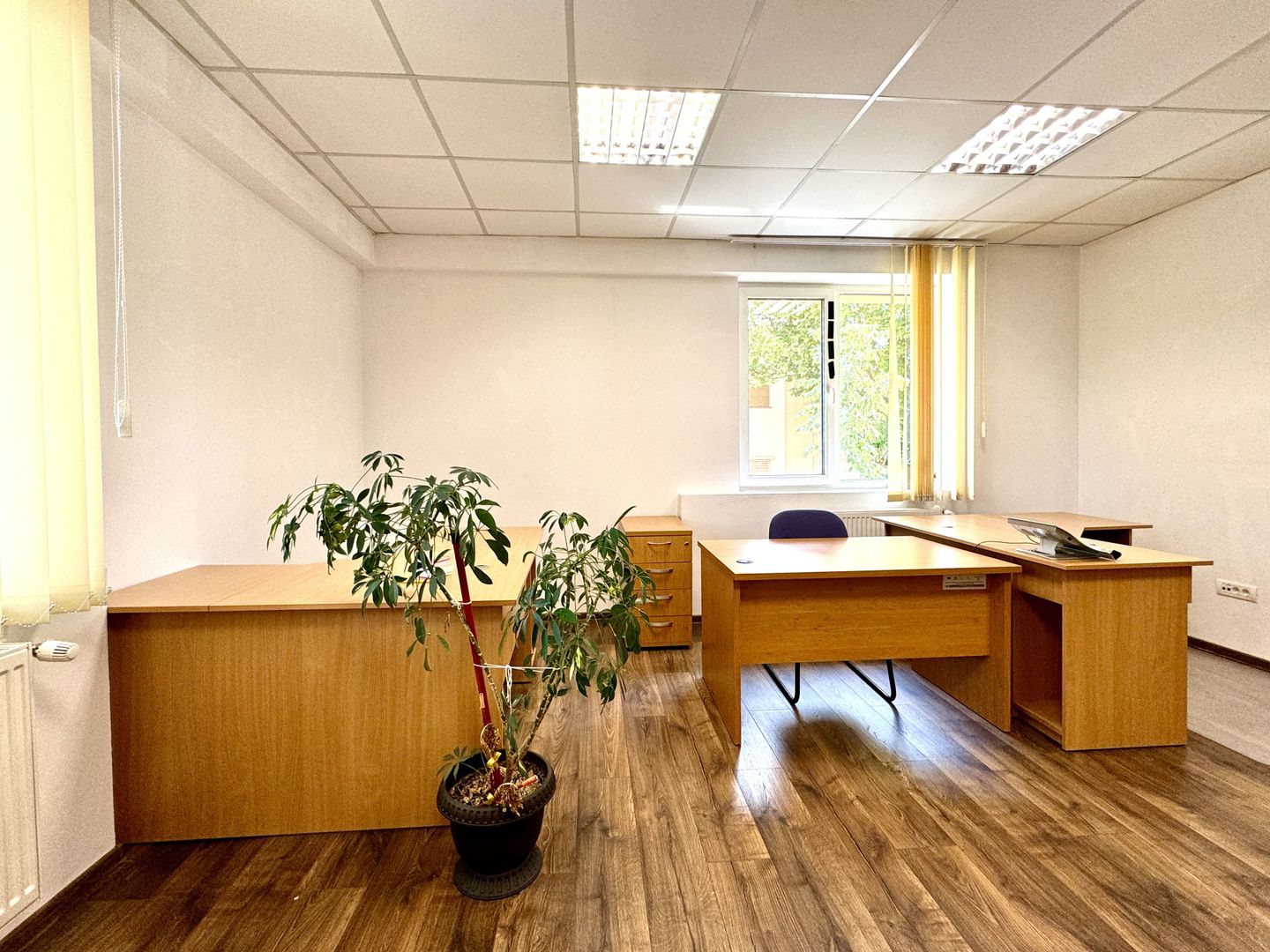 Birou cu 3-4 posturi de lucru - Poză 6