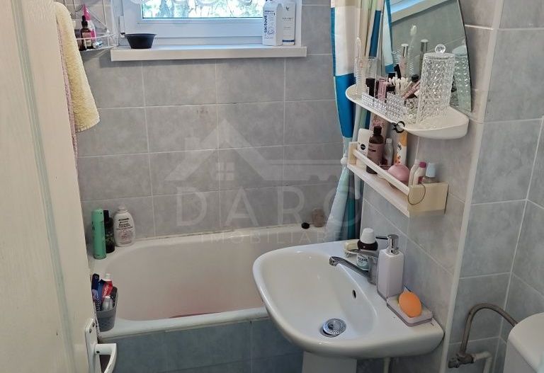 Se vinde apartament cu 2 camere str. Violetelor tg -mures - Poză 4