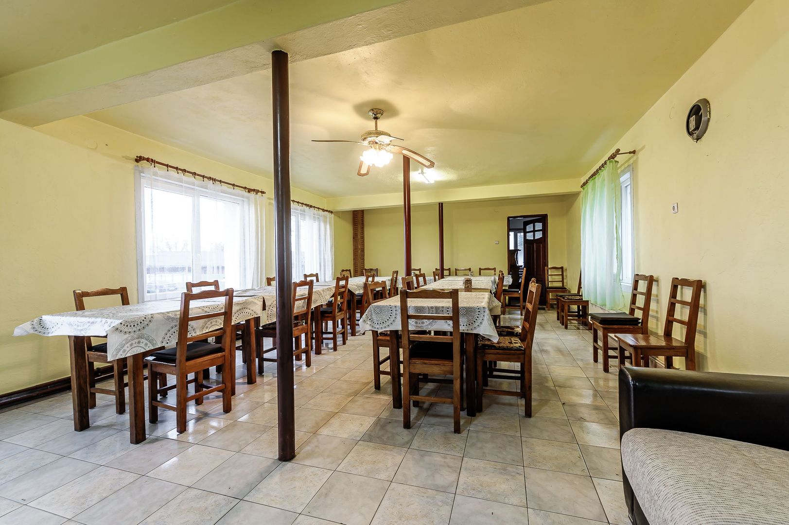 Clădire potrivită pentru proiecte educaționale sau de îngrijire - Poză 4