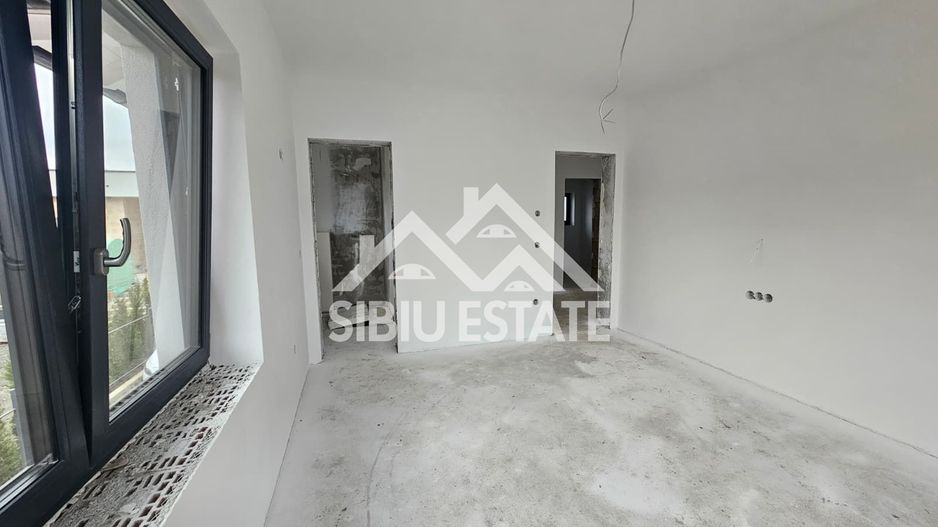 Casa Sibiu, Poplaca 4 camere, 3 bai, terasa si curte NOU - Poză 9