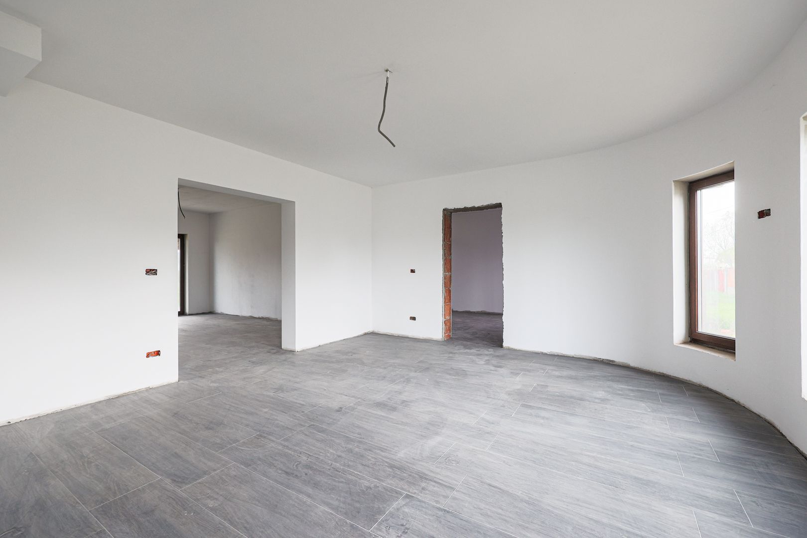 Casă nouă, impunătoare și luminoasă, construită cu griijă la detalii. - Poză 10