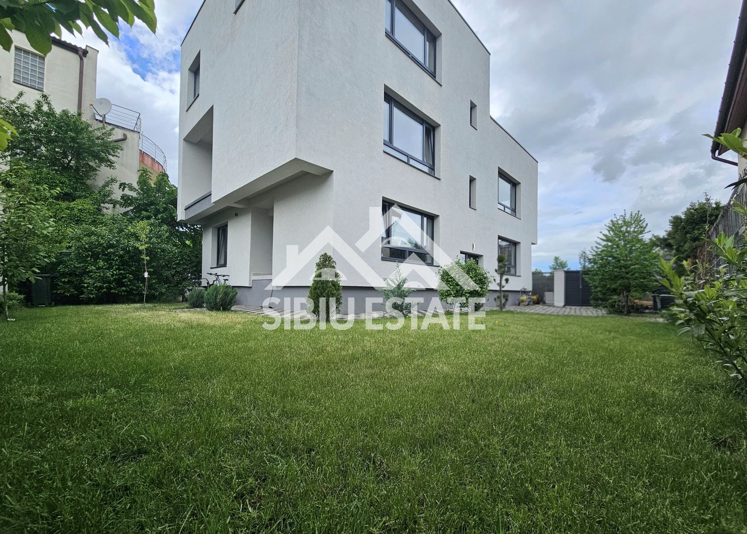 Casa moderna HOME & BUSINESS - Poză 1