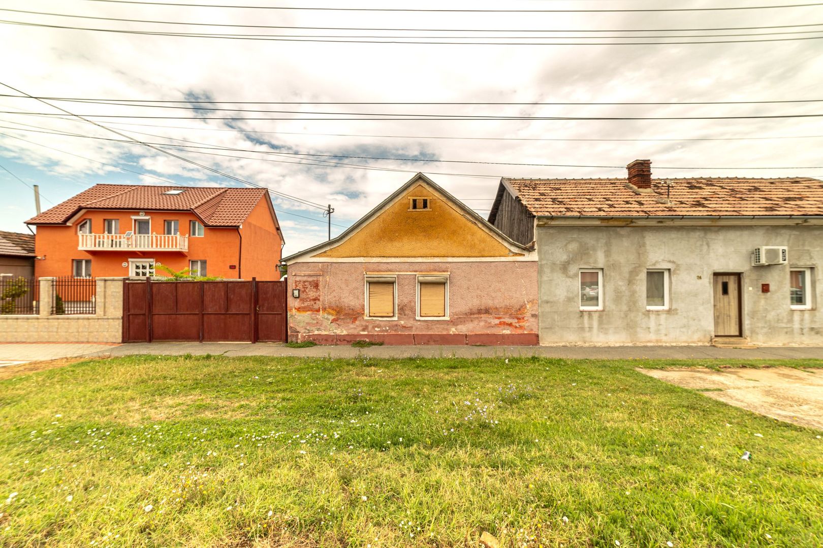 VANDUT! Teren cu casă din văiugă - Sannicolau Mic - Poză 1