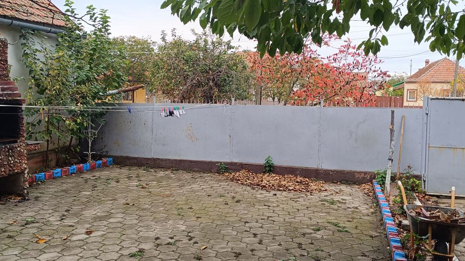 Casă spațioasă cu 4 camere , curte și teren generos în Mașloc - Poză 7