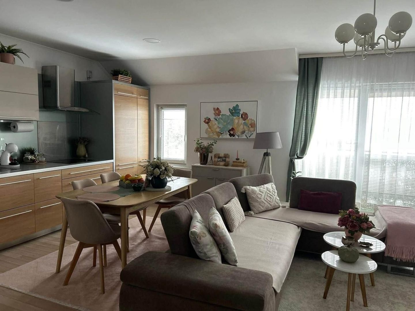 Vând apartament deosebit, situat într-o zonă semicentrală, liniștită și foarte plăcută, ideal pentru cei care își doresc confort și intimitate. - Poză 2