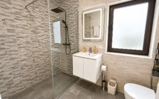 Duplex spațios, complet mobilat, într-o zonă liniștită, lângă râu - Poză 11