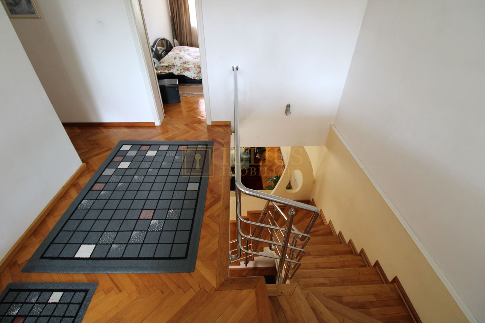 3 dormitoare, 3 bai, living spatios, 2 terase si curte. - Poză 12