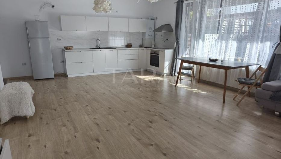 Casă spațioasă, renovată complet, într-o zonă liniștită - Poză 5