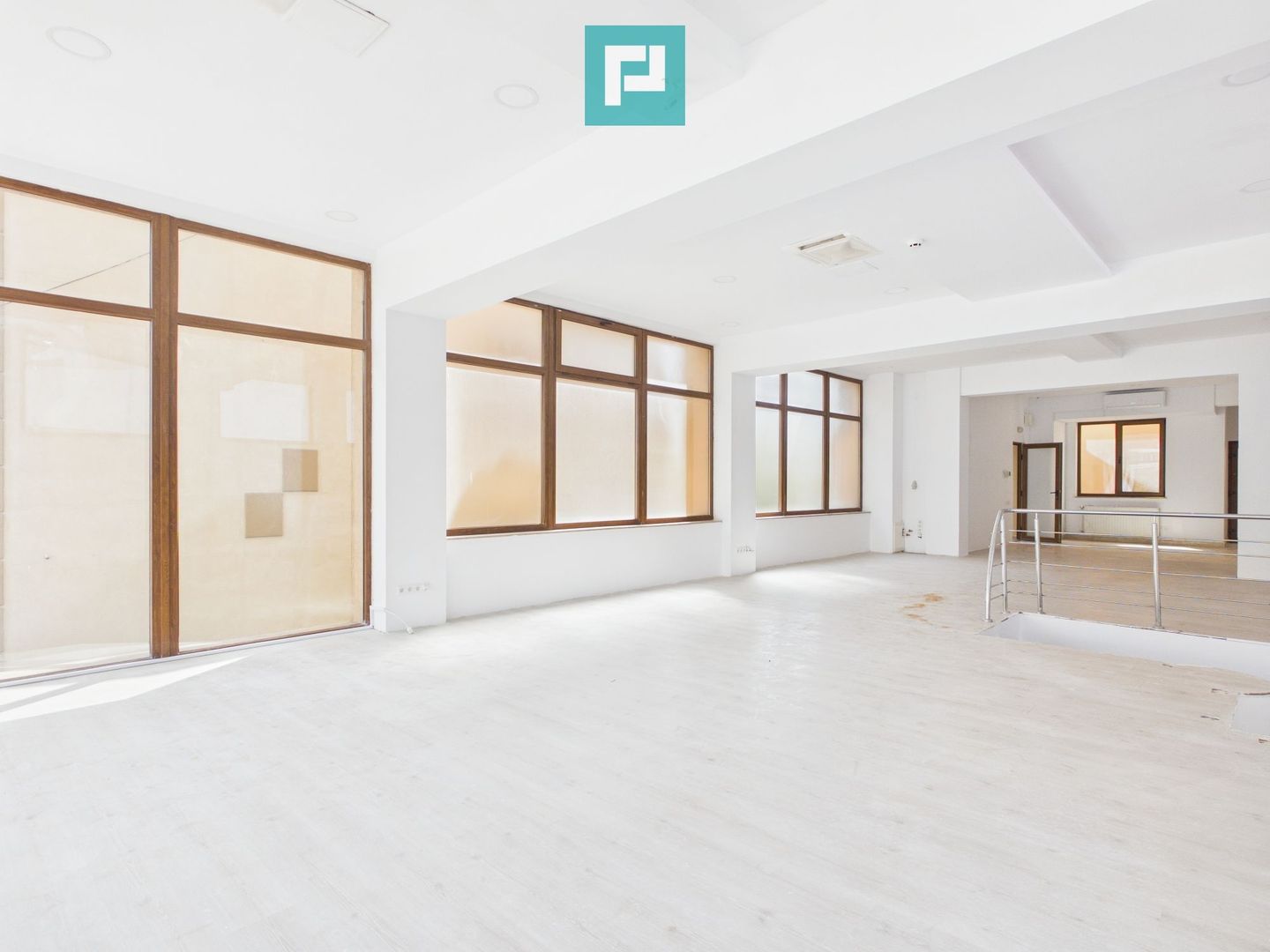 Spațiu comercial renovat, vitrină 8 m, Etaj 1 - Poză 4