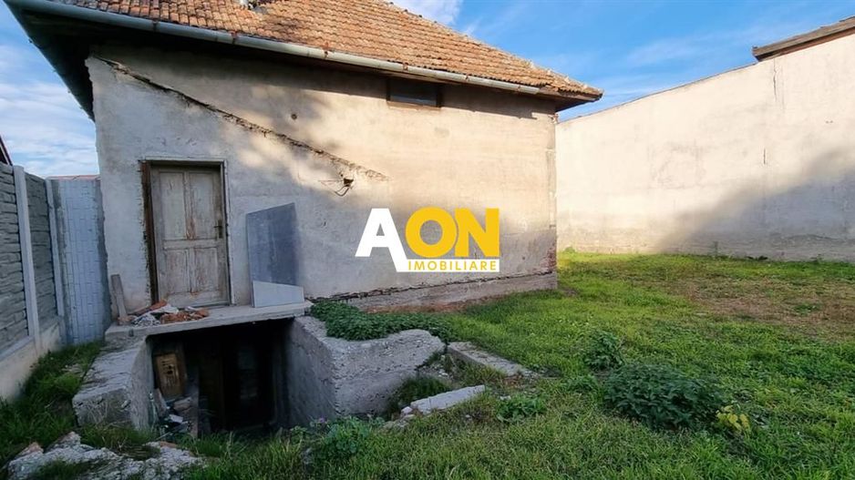 Casa demolabila in zona Cetatii Alba Carolina, cu 947 mp teren - Poză 2