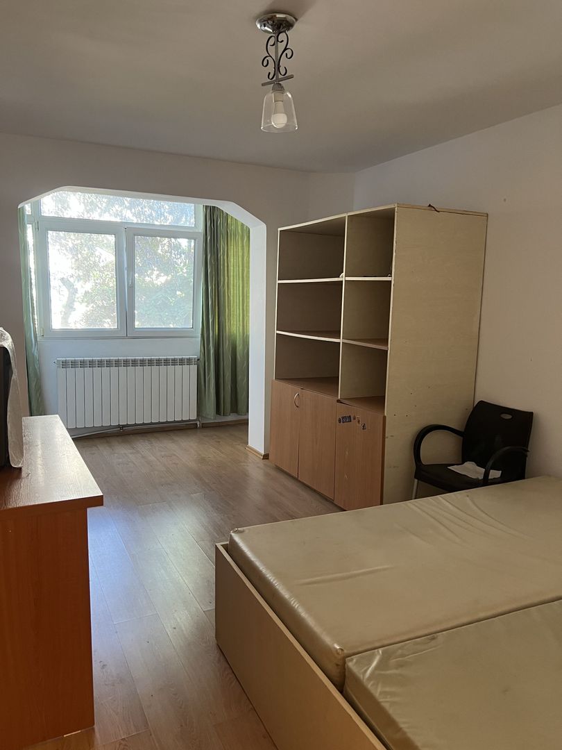 inchiriez apartament 2 camere.,zona Bulevardul Revolutiei,et.1,dec - Poză 1