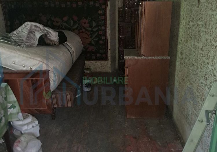 Vând casa cu 5camere în sat cîrja vaslui, teren 1900mp, apa trasa,curent, casa trebuie renovată, - Poză 8