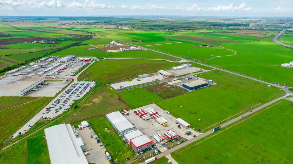 Parcare tiruri și spațiu de birouri - Poză 1