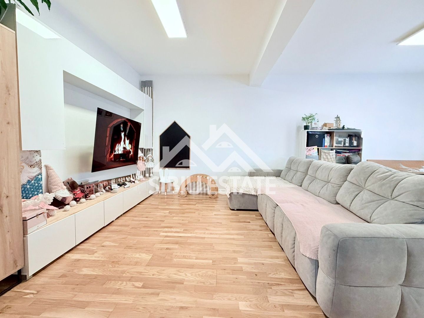 Duplex elegant cu 5 camere, 2 bai, curte in Cristian - Poză 2