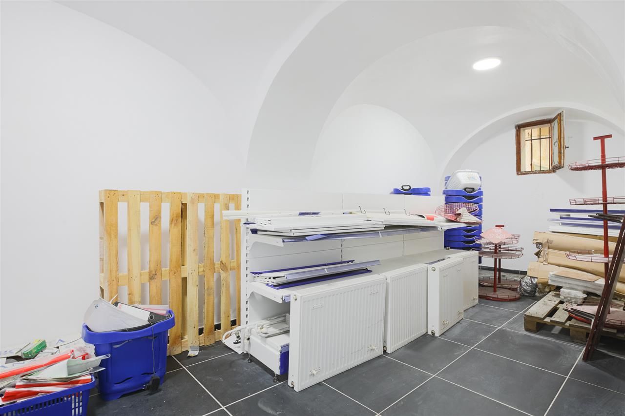 Sub mantia arhitecturala istorica a Cetatii Timisoarei, Spatiu comercial - Poză 40