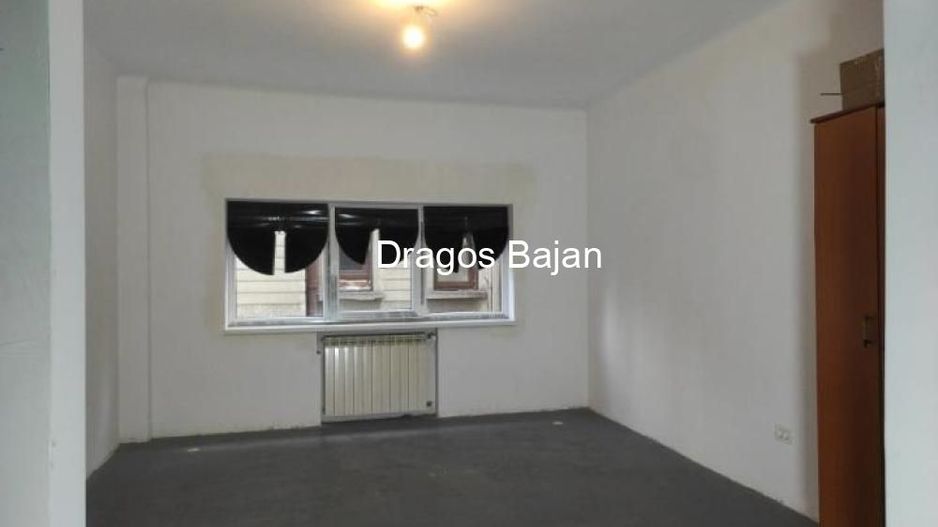 4 camere // bloc renovat // etajul 1 - Poză 3